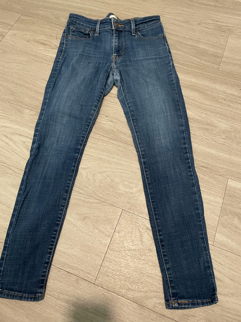 Levi's Women's Skinny Jeans in Medium Dark Blue